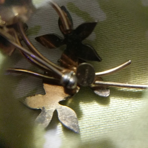 Gold flower pin - Picture 4 of 4